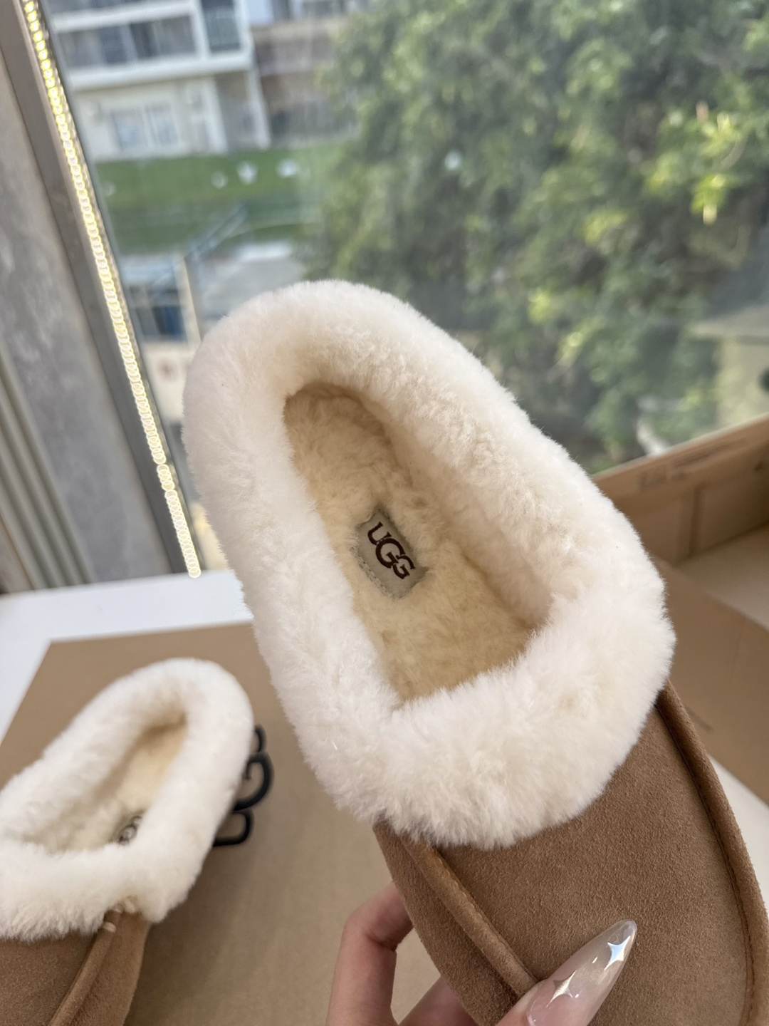 😀G026UGG秋冬新款系列棉鞋雪地靴棉鞋作为的领军品牌，这双新款同样延续了其一贯的舒适理念，穿在脚上轻盈自在，仿佛踩在