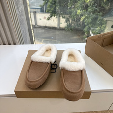 😀G026UGG秋冬新款系列棉鞋雪地靴棉鞋作为的领军品牌,这双新款同样延续了其一贯的舒适理念,穿在脚上轻盈自在,仿佛踩在 😀G026UGG秋冬新款系列棉鞋雪地靴棉鞋作为的领军品牌,这双新款同样延续了其一贯的舒适理念,穿在脚上轻盈自在,仿佛踩在
