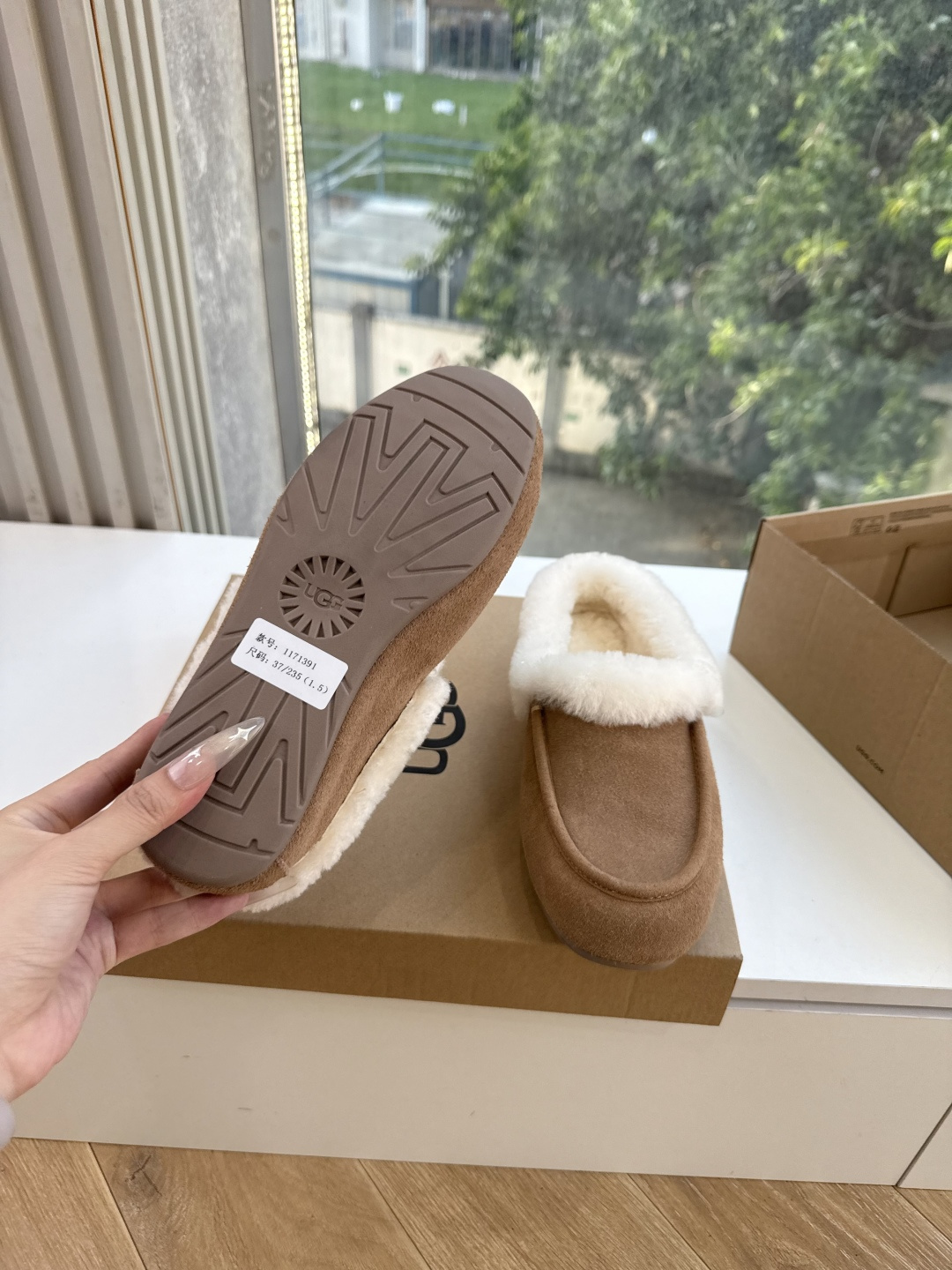 😀G026UGG秋冬新款系列棉鞋雪地靴棉鞋作为的领军品牌，这双新款同样延续了其一贯的舒适理念，穿在脚上轻盈自在，仿佛踩在