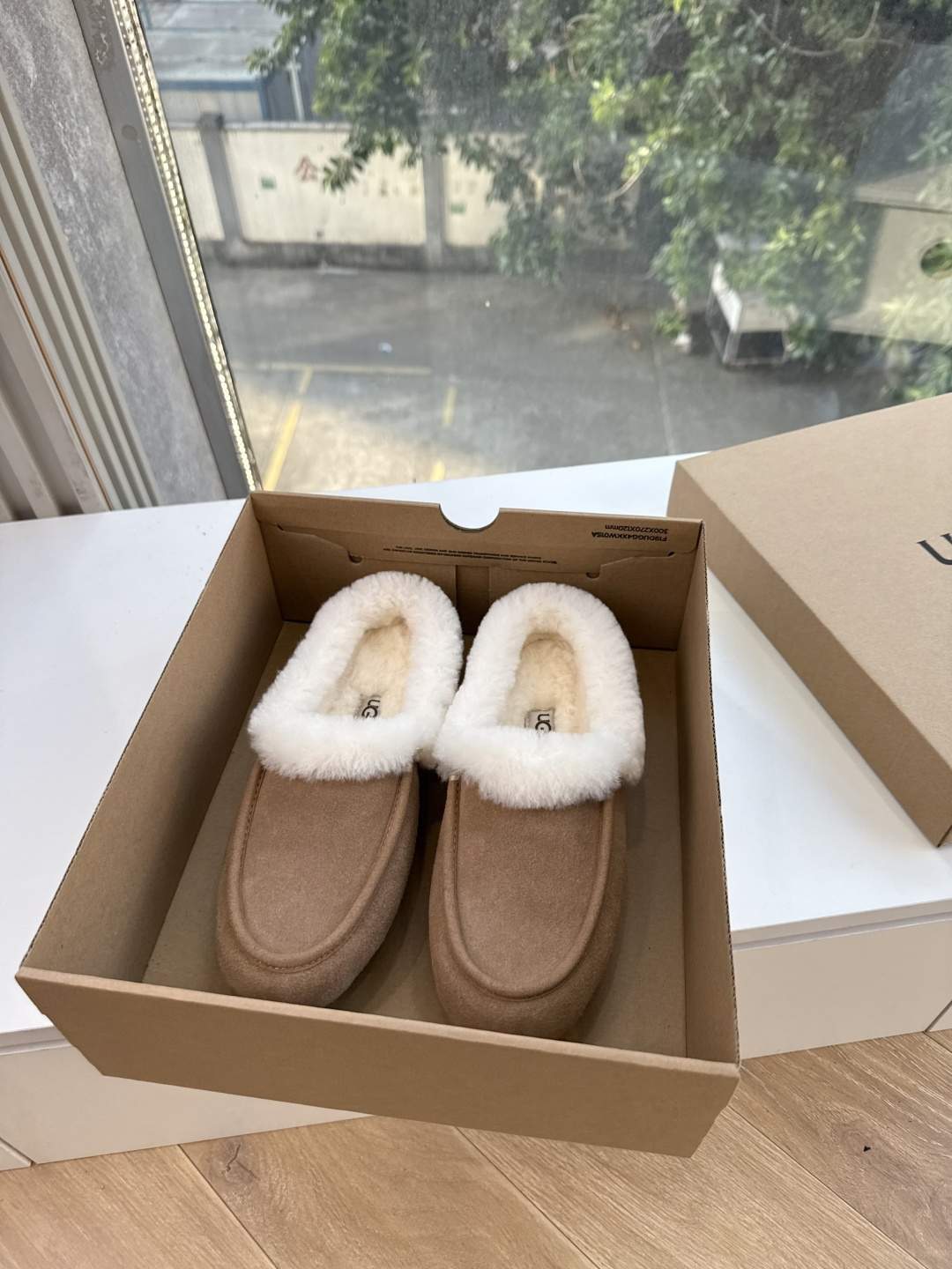 😀G026UGG秋冬新款系列棉鞋雪地靴棉鞋作为的领军品牌，这双新款同样延续了其一贯的舒适理念，穿在脚上轻盈自在，仿佛踩在