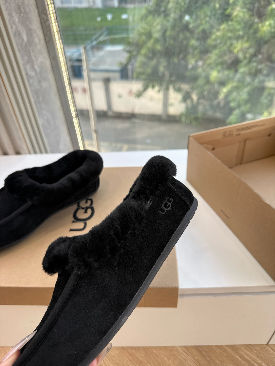 😀G026UGG秋冬新款系列棉鞋雪地靴棉鞋作为的领军品牌，这双新款同样延续了其一贯的舒适理念，穿在脚上轻盈自在，仿佛踩在