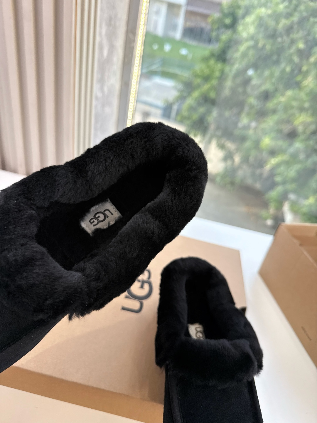 😀G026UGG秋冬新款系列棉鞋雪地靴棉鞋作为的领军品牌，这双新款同样延续了其一贯的舒适理念，穿在脚上轻盈自在，仿佛踩在