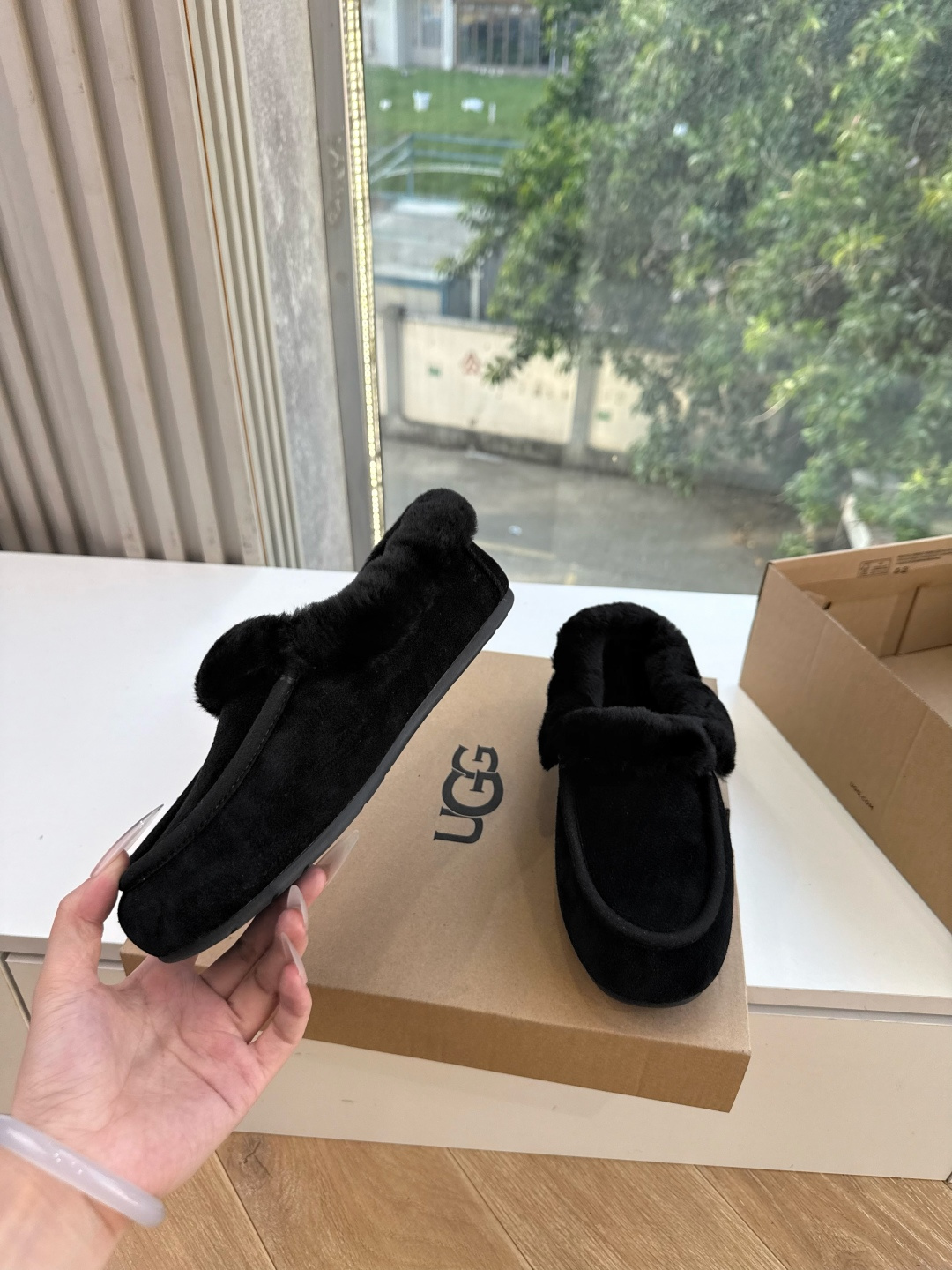 😀G026UGG秋冬新款系列棉鞋雪地靴棉鞋作为的领军品牌，这双新款同样延续了其一贯的舒适理念，穿在脚上轻盈自在，仿佛踩在