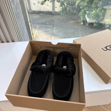 😀G026UGG秋冬新款系列棉鞋雪地靴棉鞋作为的领军品牌,这双新款同样延续了其一贯的舒适理念,穿在脚上轻盈自在,仿佛踩在 😀G026UGG秋冬新款系列棉鞋雪地靴棉鞋作为的领军品牌,这双新款同样延续了其一贯的舒适理念,穿在脚上轻盈自在,仿佛踩在