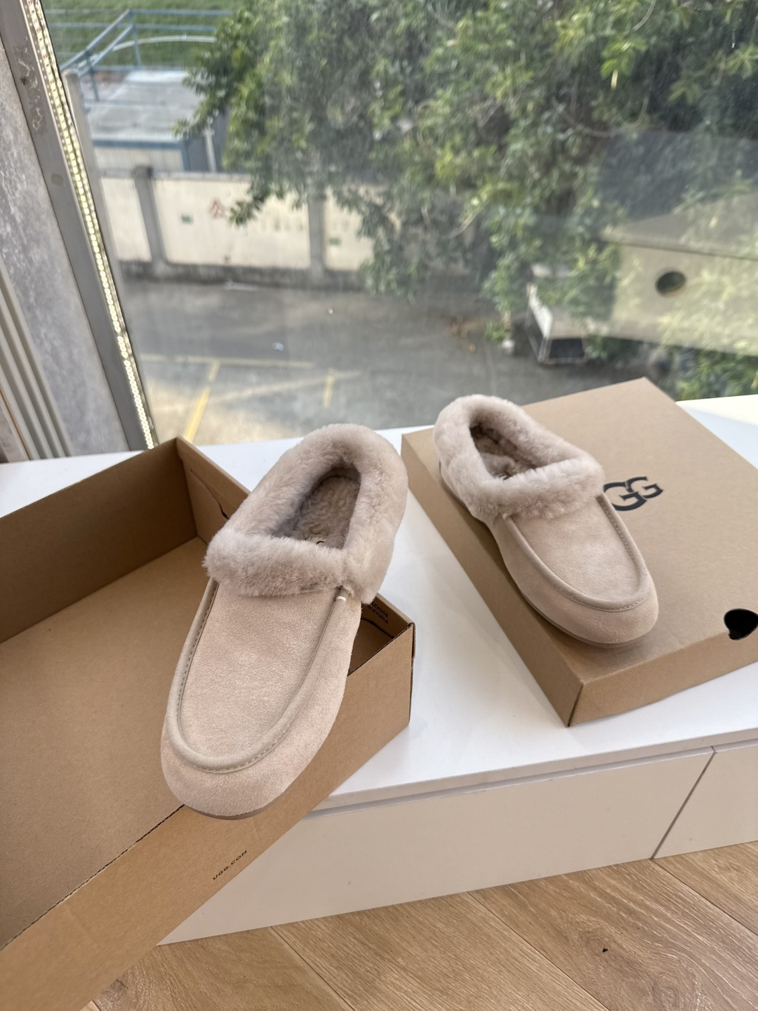 😀G026UGG秋冬新款系列棉鞋雪地靴棉鞋作为的领军品牌，这双新款同样延续了其一贯的舒适理念，穿在脚上轻盈自在，仿佛踩在