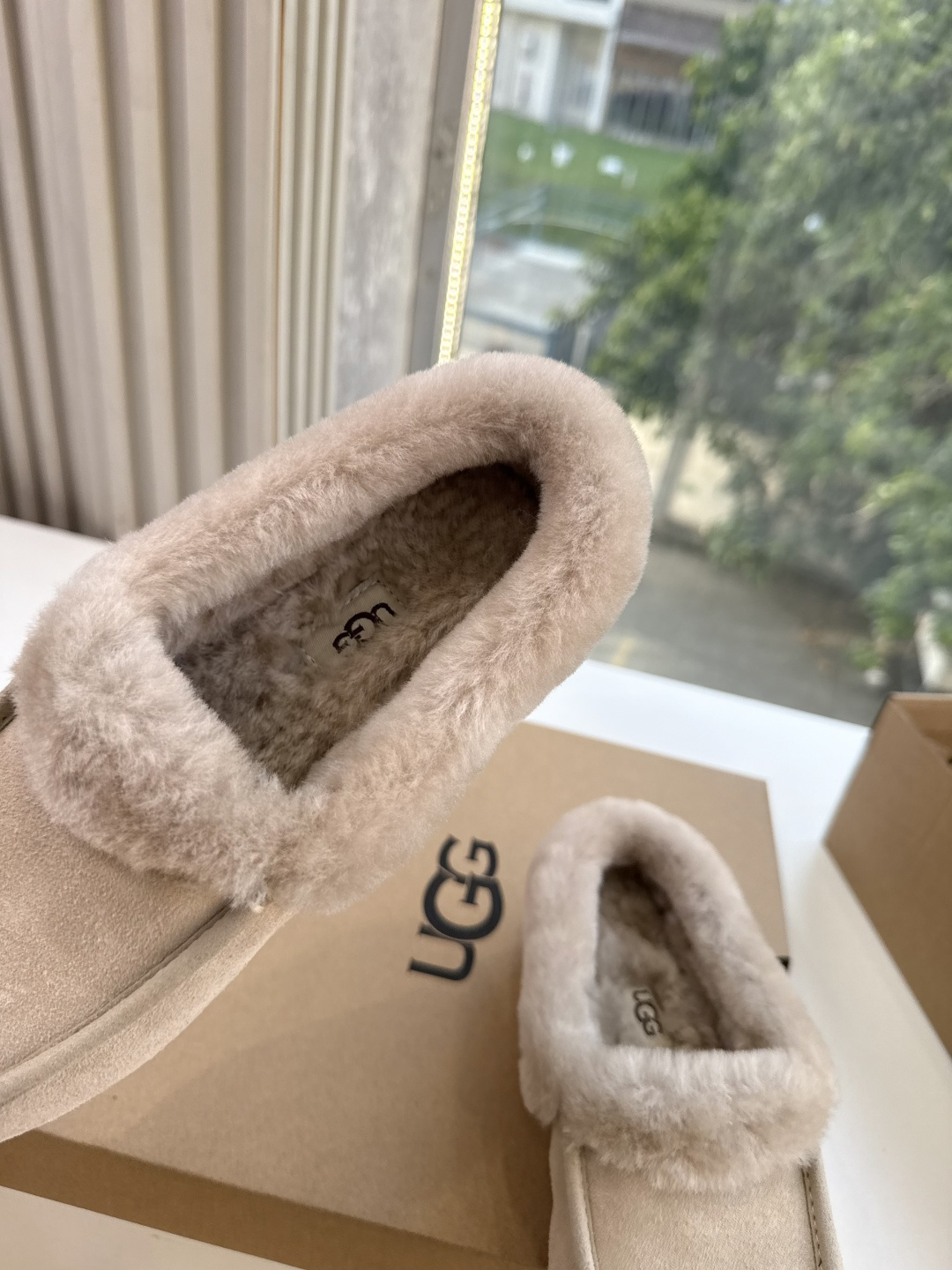 😀G026UGG秋冬新款系列棉鞋雪地靴棉鞋作为的领军品牌，这双新款同样延续了其一贯的舒适理念，穿在脚上轻盈自在，仿佛踩在