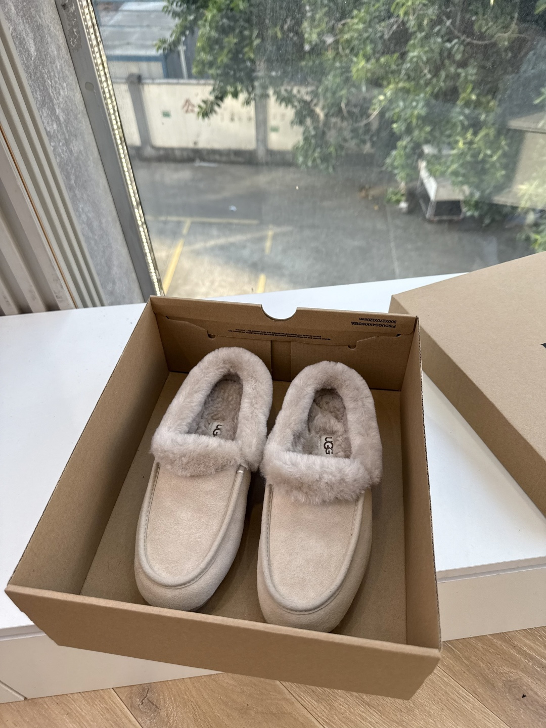 😀G026UGG秋冬新款系列棉鞋雪地靴棉鞋作为的领军品牌，这双新款同样延续了其一贯的舒适理念，穿在脚上轻盈自在，仿佛踩在