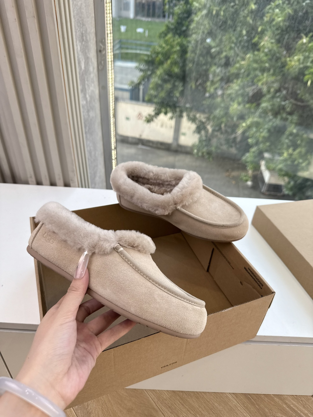 😀G026UGG秋冬新款系列棉鞋雪地靴棉鞋作为的领军品牌，这双新款同样延续了其一贯的舒适理念，穿在脚上轻盈自在，仿佛踩在