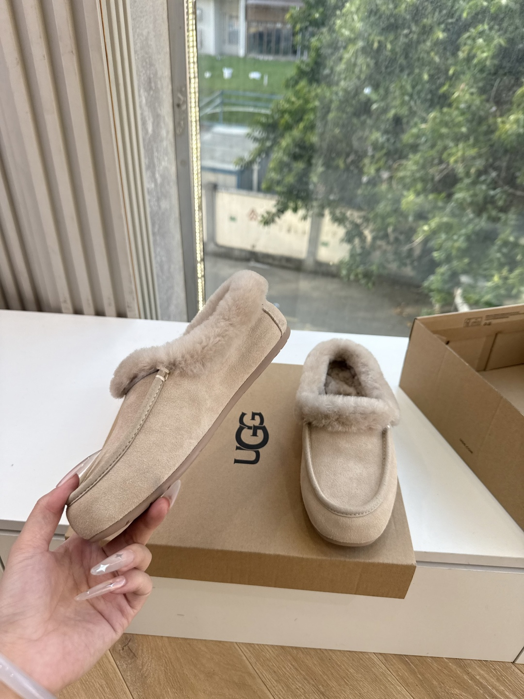 😀G026UGG秋冬新款系列棉鞋雪地靴棉鞋作为的领军品牌，这双新款同样延续了其一贯的舒适理念，穿在脚上轻盈自在，仿佛踩在