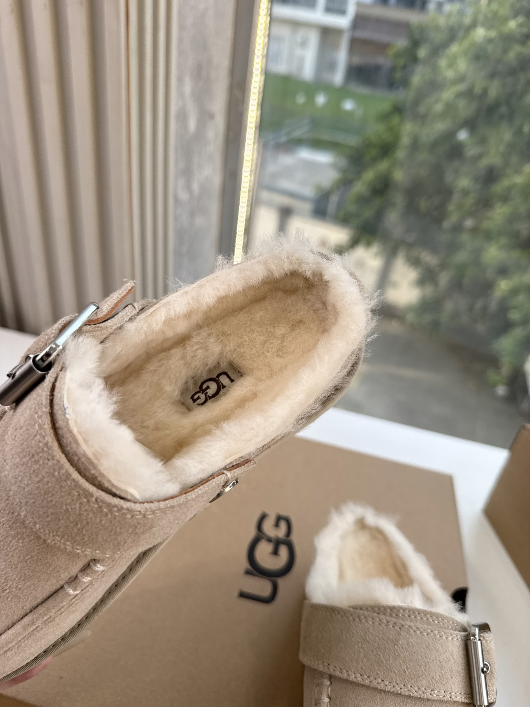 😀G026UGG秋冬新款系列棉鞋雪地靴棉鞋作为的领军品牌，这双新款同样延续了其一贯的舒适理念，穿在脚上轻盈自在，仿佛踩在