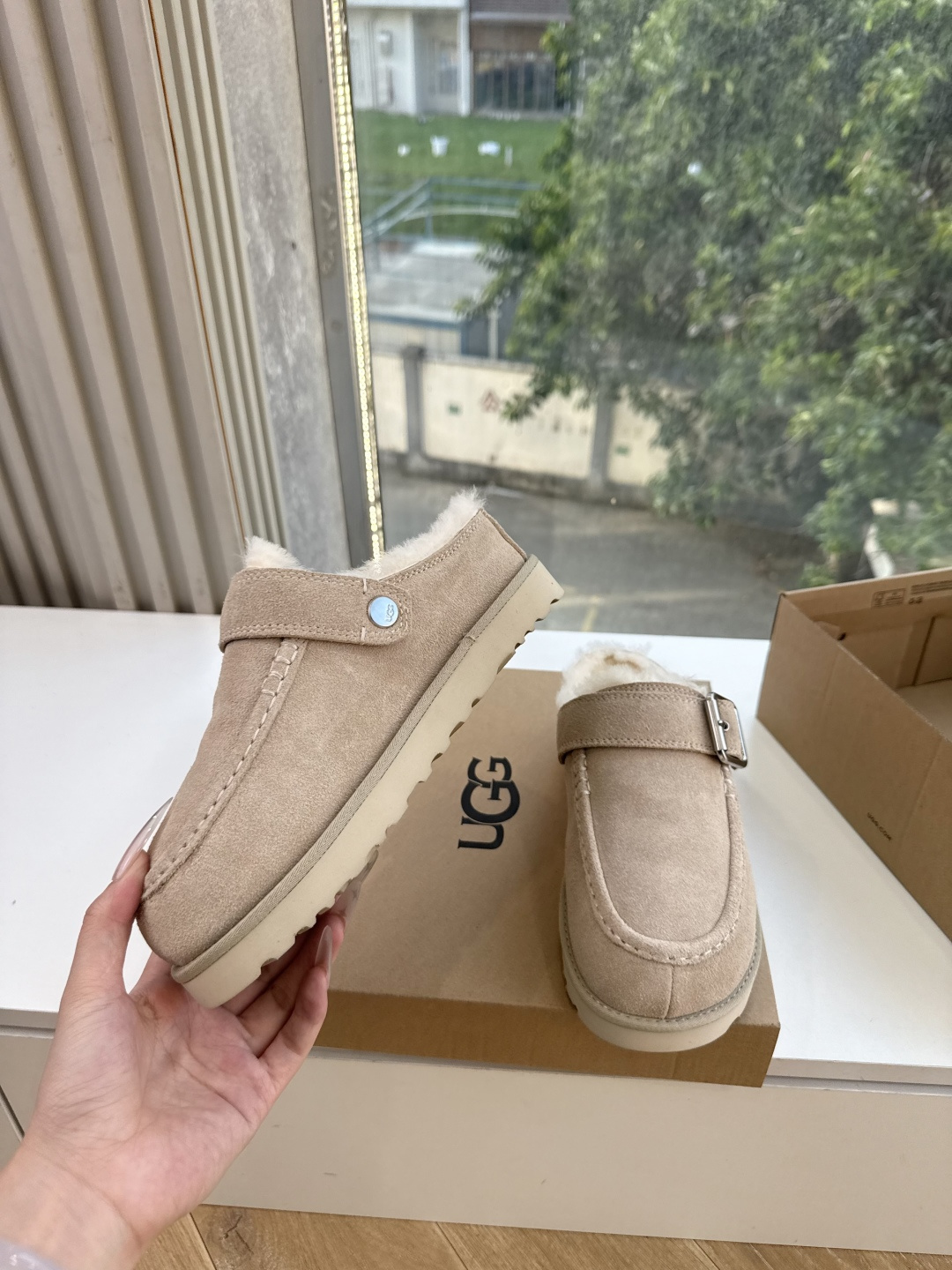 😀G026UGG秋冬新款系列棉鞋雪地靴棉鞋作为的领军品牌，这双新款同样延续了其一贯的舒适理念，穿在脚上轻盈自在，仿佛踩在