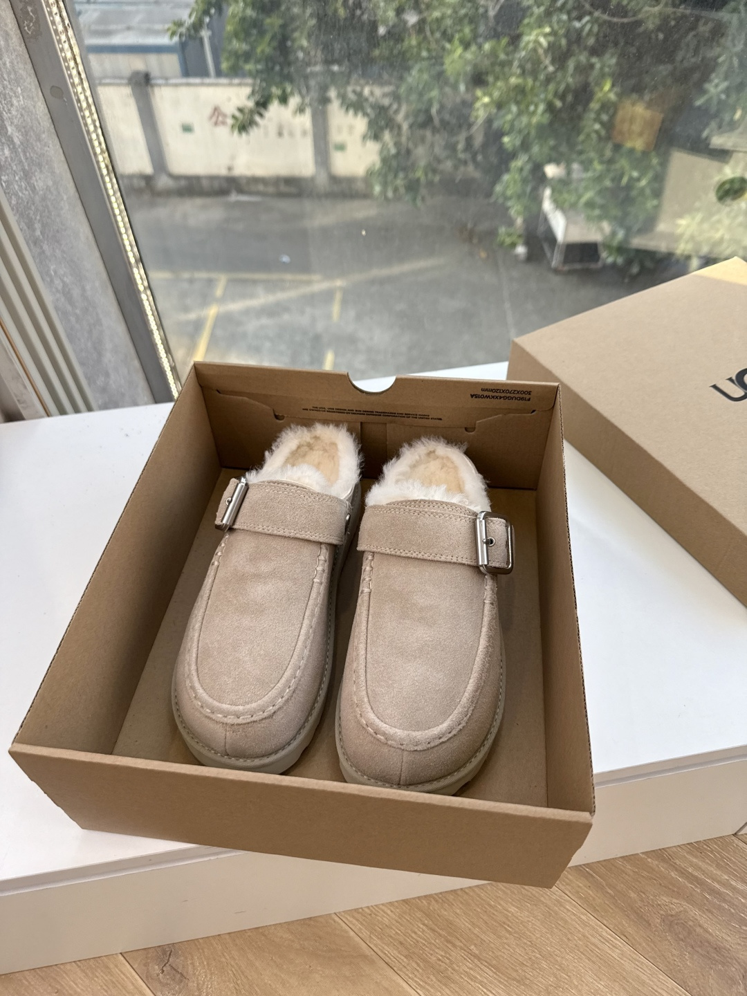 😀G026UGG秋冬新款系列棉鞋雪地靴棉鞋作为的领军品牌，这双新款同样延续了其一贯的舒适理念，穿在脚上轻盈自在，仿佛踩在