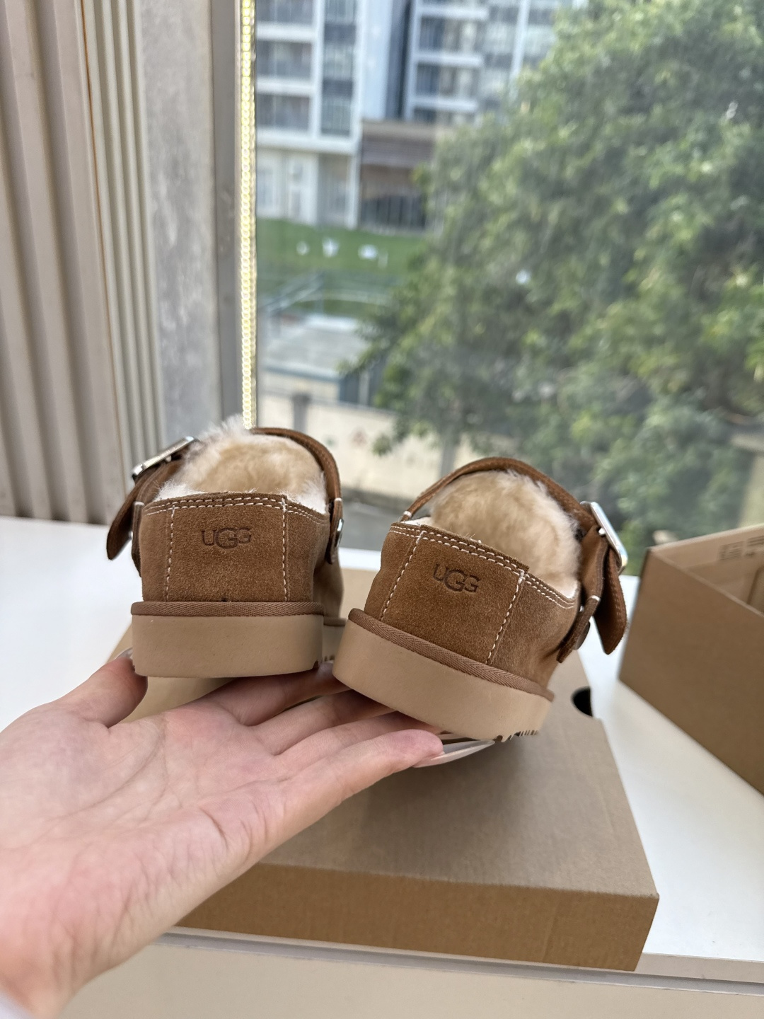 😀G026UGG秋冬新款系列棉鞋雪地靴棉鞋作为的领军品牌，这双新款同样延续了其一贯的舒适理念，穿在脚上轻盈自在，仿佛踩在
