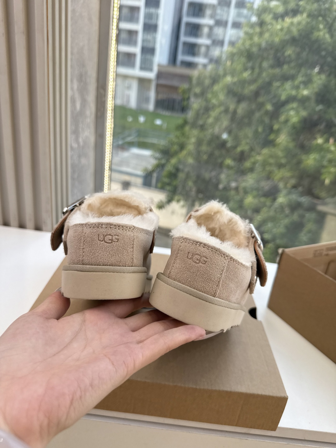 😀G026UGG秋冬新款系列棉鞋雪地靴棉鞋作为的领军品牌，这双新款同样延续了其一贯的舒适理念，穿在脚上轻盈自在，仿佛踩在