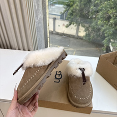 😀G026UGG秋冬新款系列棉鞋雪地靴棉鞋作为的领军品牌,这双新款同样延续了其一贯的舒适理念,穿在脚上轻盈自在,仿佛踩在 😀G026UGG秋冬新款系列棉鞋雪地靴棉鞋作为的领军品牌,这双新款同样延续了其一贯的舒适理念,穿在脚上轻盈自在,仿佛踩在