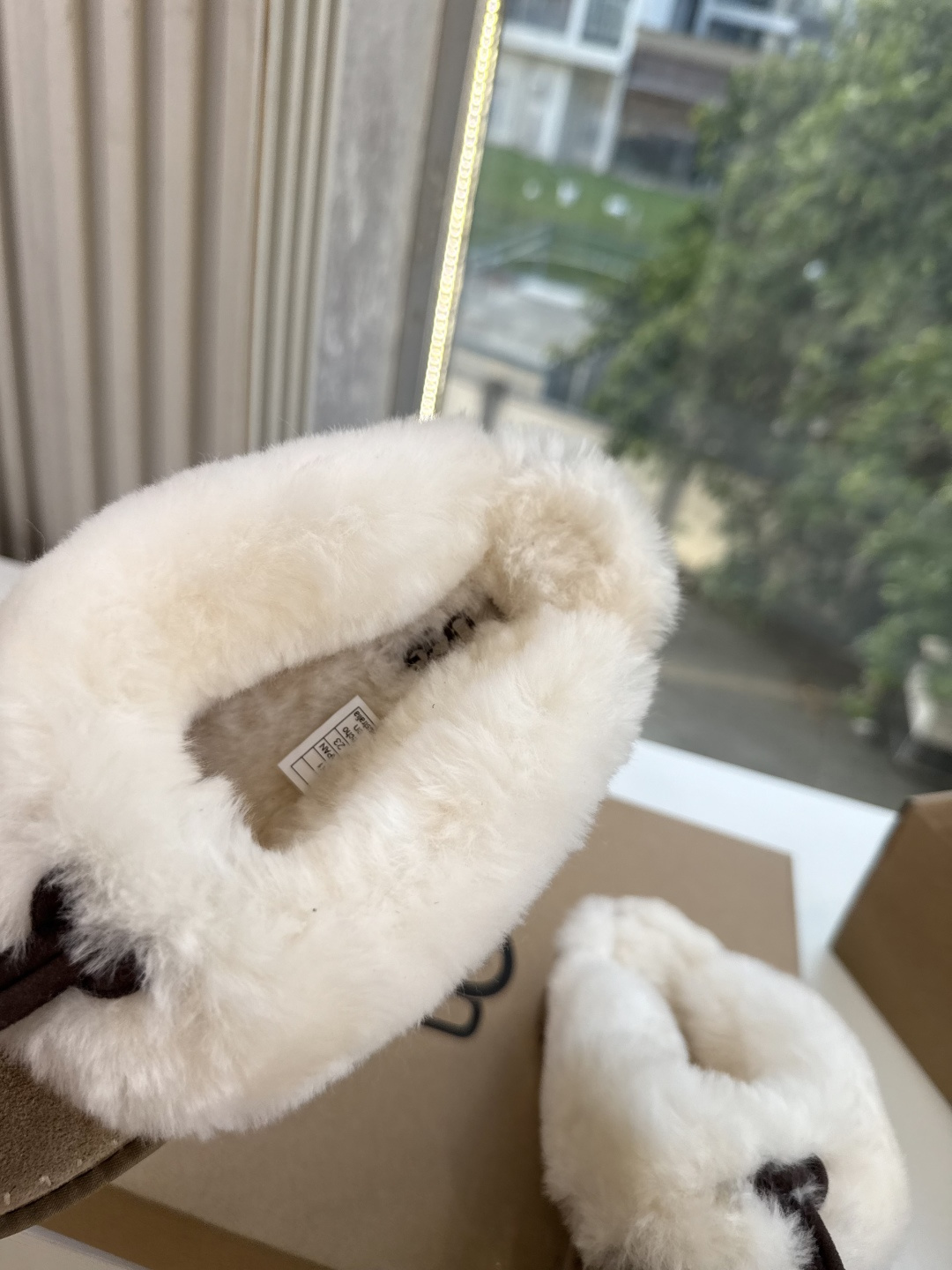 😀G026UGG秋冬新款系列棉鞋雪地靴棉鞋作为的领军品牌,这双新款同样延续了其一贯的舒适理念,穿在脚上轻盈自在,仿佛踩在 😀G026UGG秋冬新款系列棉鞋雪地靴棉鞋作为的领军品牌,这双新款同样延续了其一贯的舒适理念,穿在脚上轻盈自在,仿佛踩在