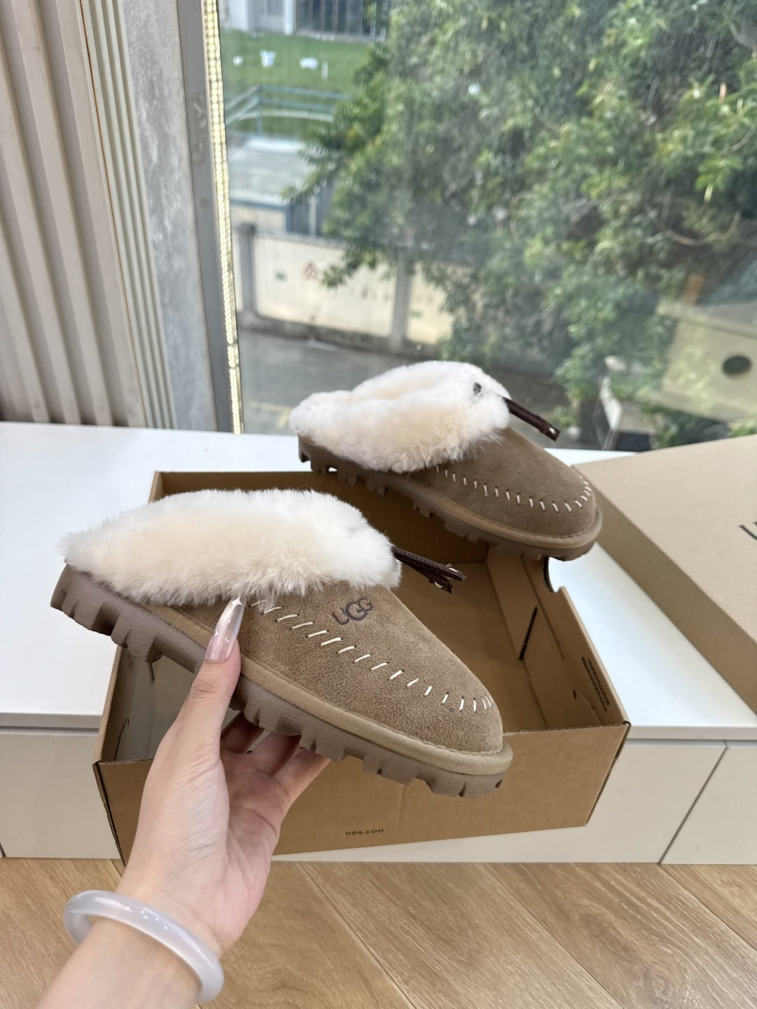 😀G026UGG秋冬新款系列棉鞋雪地靴棉鞋作为的领军品牌,这双新款同样延续了其一贯的舒适理念,穿在脚上轻盈自在,仿佛踩在 😀G026UGG秋冬新款系列棉鞋雪地靴棉鞋作为的领军品牌,这双新款同样延续了其一贯的舒适理念,穿在脚上轻盈自在,仿佛踩在