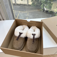 😀G026UGG秋冬新款系列棉鞋雪地靴棉鞋作为的领军品牌,这双新款同样延续了其一贯的舒适理念,穿在脚上轻盈自在,仿佛踩在 😀G026UGG秋冬新款系列棉鞋雪地靴棉鞋作为的领军品牌,这双新款同样延续了其一贯的舒适理念,穿在脚上轻盈自在,仿佛踩在