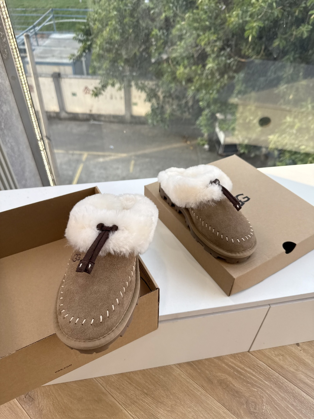😀G026UGG秋冬新款系列棉鞋雪地靴棉鞋作为的领军品牌,这双新款同样延续了其一贯的舒适理念,穿在脚上轻盈自在,仿佛踩在 😀G026UGG秋冬新款系列棉鞋雪地靴棉鞋作为的领军品牌,这双新款同样延续了其一贯的舒适理念,穿在脚上轻盈自在,仿佛踩在