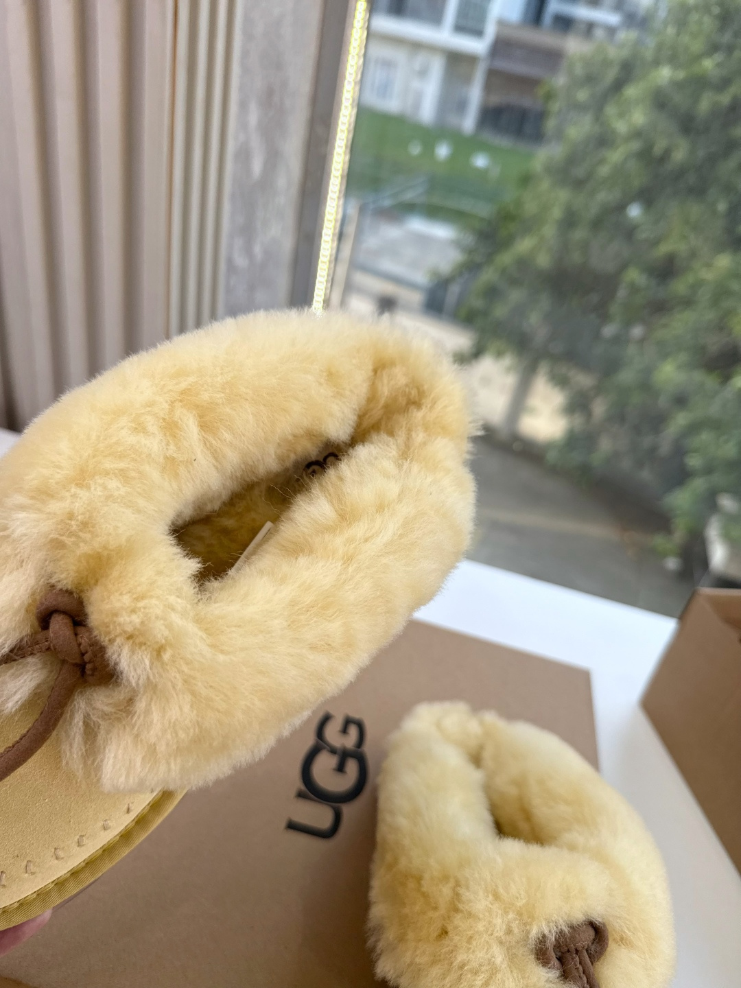 😀G026UGG秋冬新款系列棉鞋雪地靴棉鞋作为的领军品牌，这双新款同样延续了其一贯的舒适理念，穿在脚上轻盈自在，仿佛踩在
