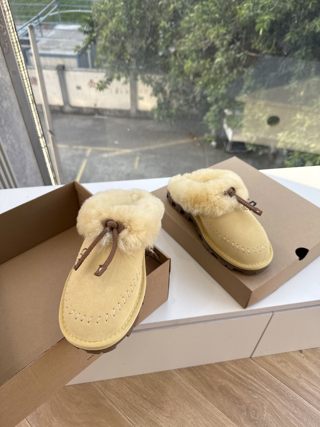 😀G026UGG秋冬新款系列棉鞋雪地靴棉鞋作为的领军品牌，这双新款同样延续了其一贯的舒适理念，穿在脚上轻盈自在，仿佛踩在