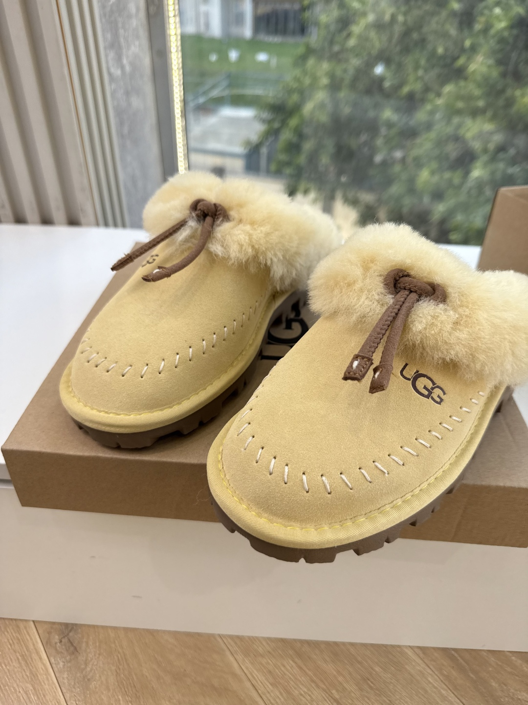 😀G026UGG秋冬新款系列棉鞋雪地靴棉鞋作为的领军品牌，这双新款同样延续了其一贯的舒适理念，穿在脚上轻盈自在，仿佛踩在
