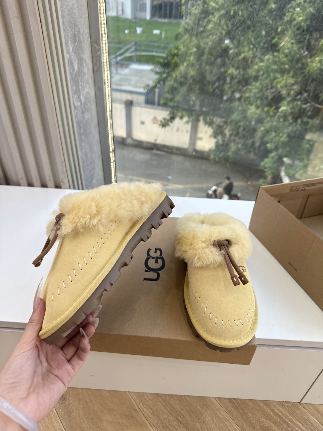 😀G026UGG秋冬新款系列棉鞋雪地靴棉鞋作为的领军品牌，这双新款同样延续了其一贯的舒适理念，穿在脚上轻盈自在，仿佛踩在