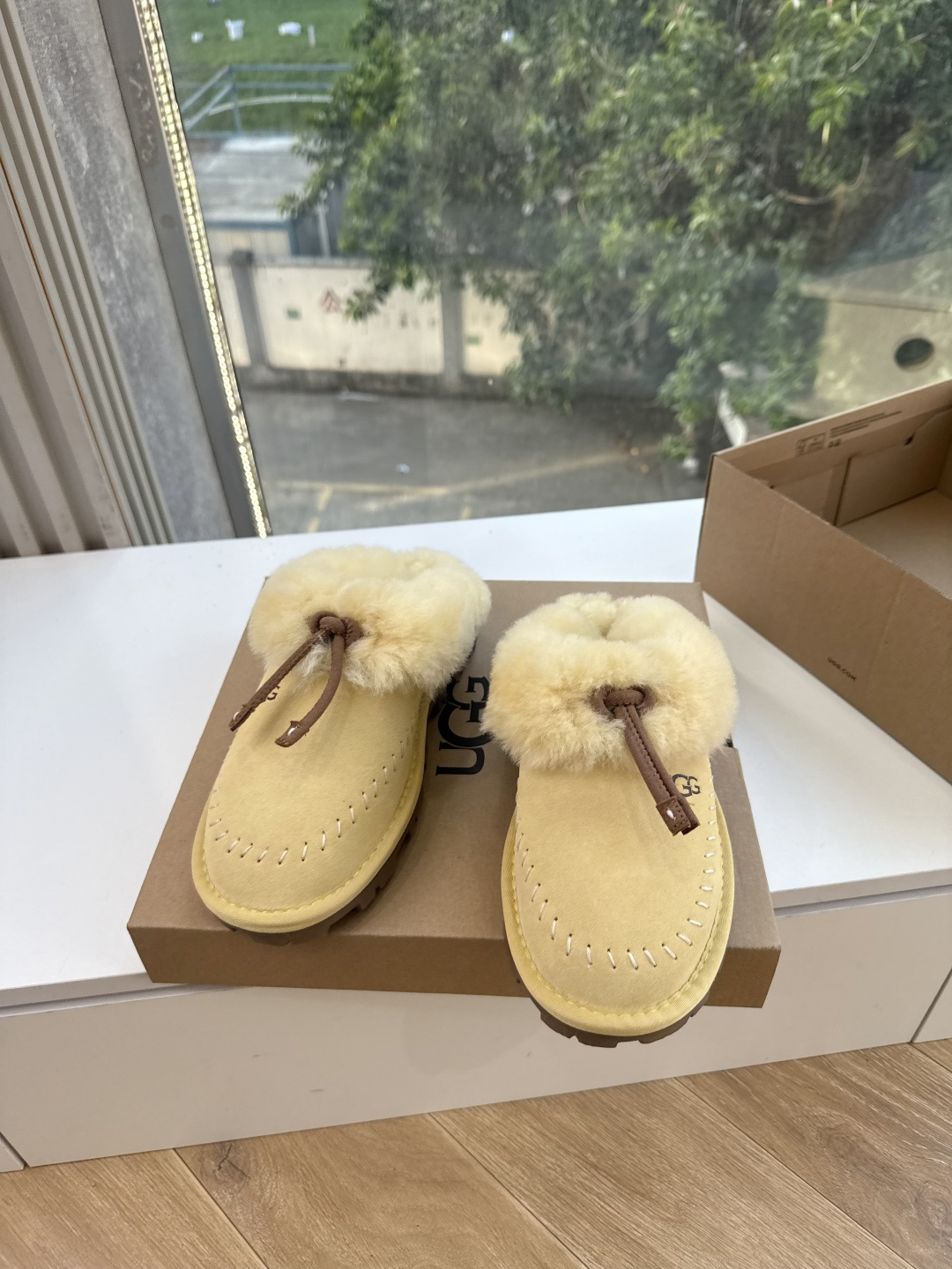 😀G026UGG秋冬新款系列棉鞋雪地靴棉鞋作为的领军品牌，这双新款同样延续了其一贯的舒适理念，穿在脚上轻盈自在，仿佛踩在