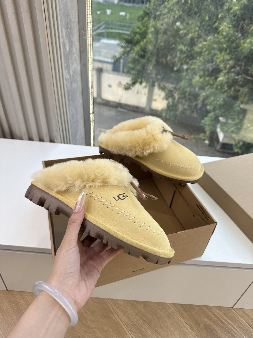 😀G026UGG秋冬新款系列棉鞋雪地靴棉鞋作为的领军品牌，这双新款同样延续了其一贯的舒适理念，穿在脚上轻盈自在，仿佛踩在