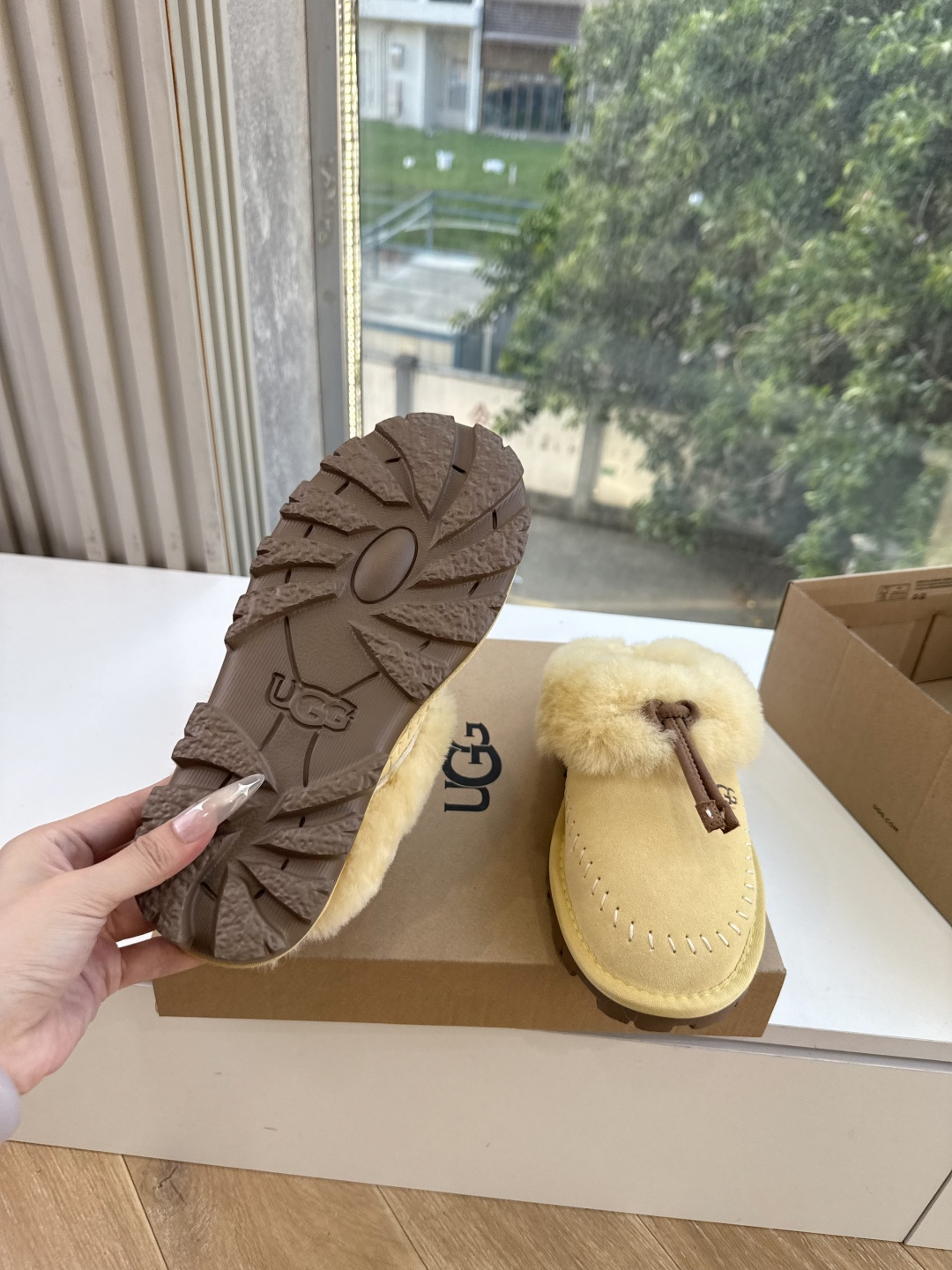 😀G026UGG秋冬新款系列棉鞋雪地靴棉鞋作为的领军品牌，这双新款同样延续了其一贯的舒适理念，穿在脚上轻盈自在，仿佛踩在