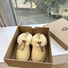 😀G026UGG秋冬新款系列棉鞋雪地靴棉鞋作为的领军品牌,这双新款同样延续了其一贯的舒适理念,穿在脚上轻盈自在,仿佛踩在 😀G026UGG秋冬新款系列棉鞋雪地靴棉鞋作为的领军品牌,这双新款同样延续了其一贯的舒适理念,穿在脚上轻盈自在,仿佛踩在