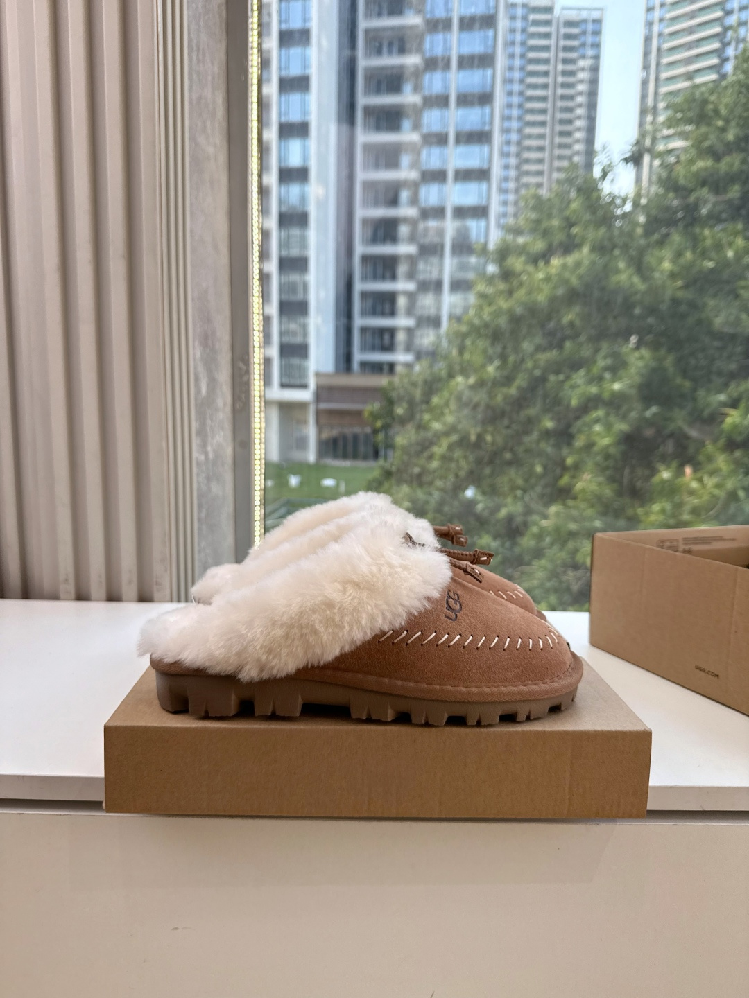 😀G026UGG秋冬新款系列棉鞋雪地靴棉鞋作为的领军品牌,这双新款同样延续了其一贯的舒适理念,穿在脚上轻盈自在,仿佛踩在 😀G026UGG秋冬新款系列棉鞋雪地靴棉鞋作为的领军品牌,这双新款同样延续了其一贯的舒适理念,穿在脚上轻盈自在,仿佛踩在