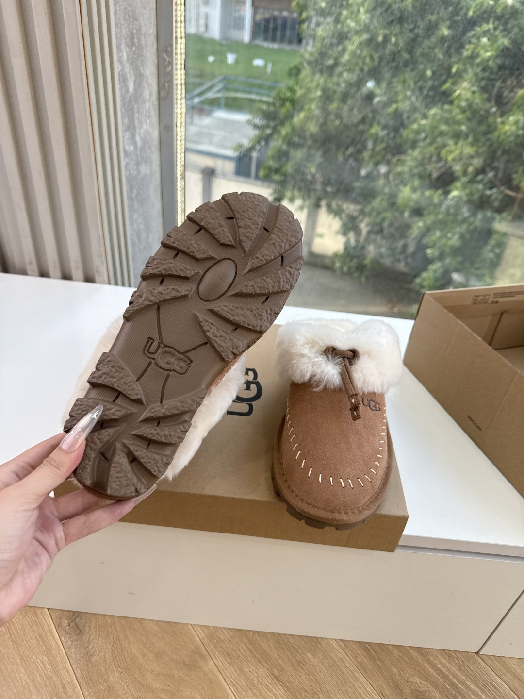 😀G026UGG秋冬新款系列棉鞋雪地靴棉鞋作为的领军品牌,这双新款同样延续了其一贯的舒适理念,穿在脚上轻盈自在,仿佛踩在 😀G026UGG秋冬新款系列棉鞋雪地靴棉鞋作为的领军品牌,这双新款同样延续了其一贯的舒适理念,穿在脚上轻盈自在,仿佛踩在
