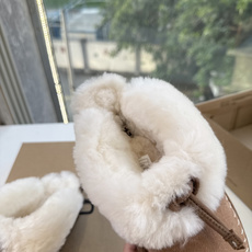 😀G026UGG秋冬新款系列棉鞋雪地靴棉鞋作为的领军品牌,这双新款同样延续了其一贯的舒适理念,穿在脚上轻盈自在,仿佛踩在 😀G026UGG秋冬新款系列棉鞋雪地靴棉鞋作为的领军品牌,这双新款同样延续了其一贯的舒适理念,穿在脚上轻盈自在,仿佛踩在
