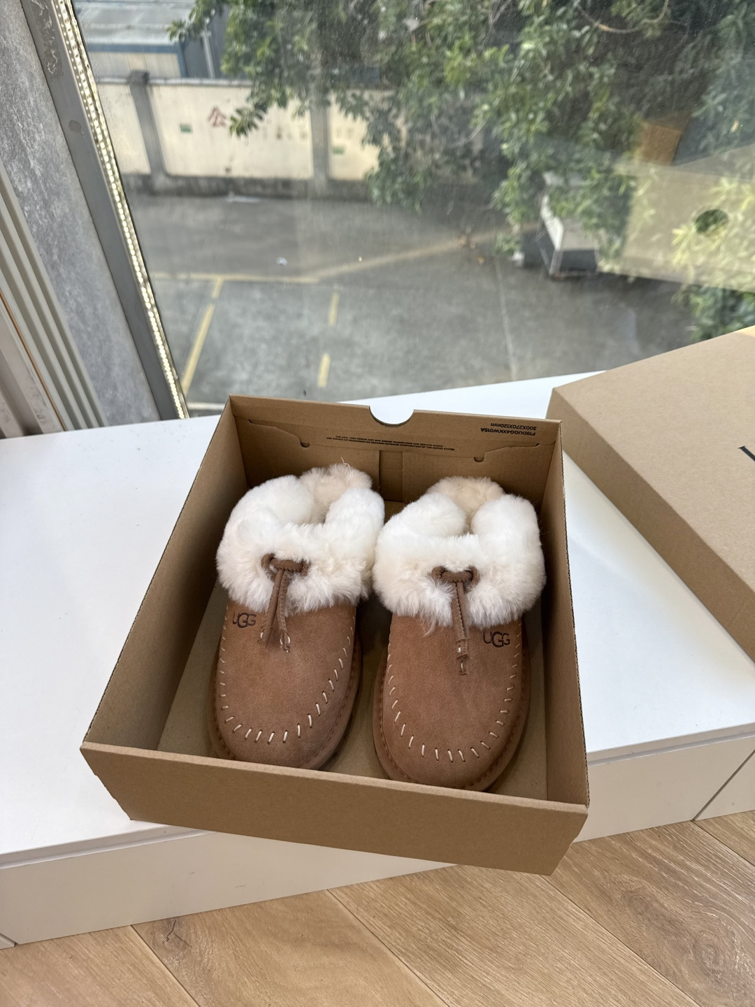 😀G026UGG秋冬新款系列棉鞋雪地靴棉鞋作为的领军品牌,这双新款同样延续了其一贯的舒适理念,穿在脚上轻盈自在,仿佛踩在 😀G026UGG秋冬新款系列棉鞋雪地靴棉鞋作为的领军品牌,这双新款同样延续了其一贯的舒适理念,穿在脚上轻盈自在,仿佛踩在