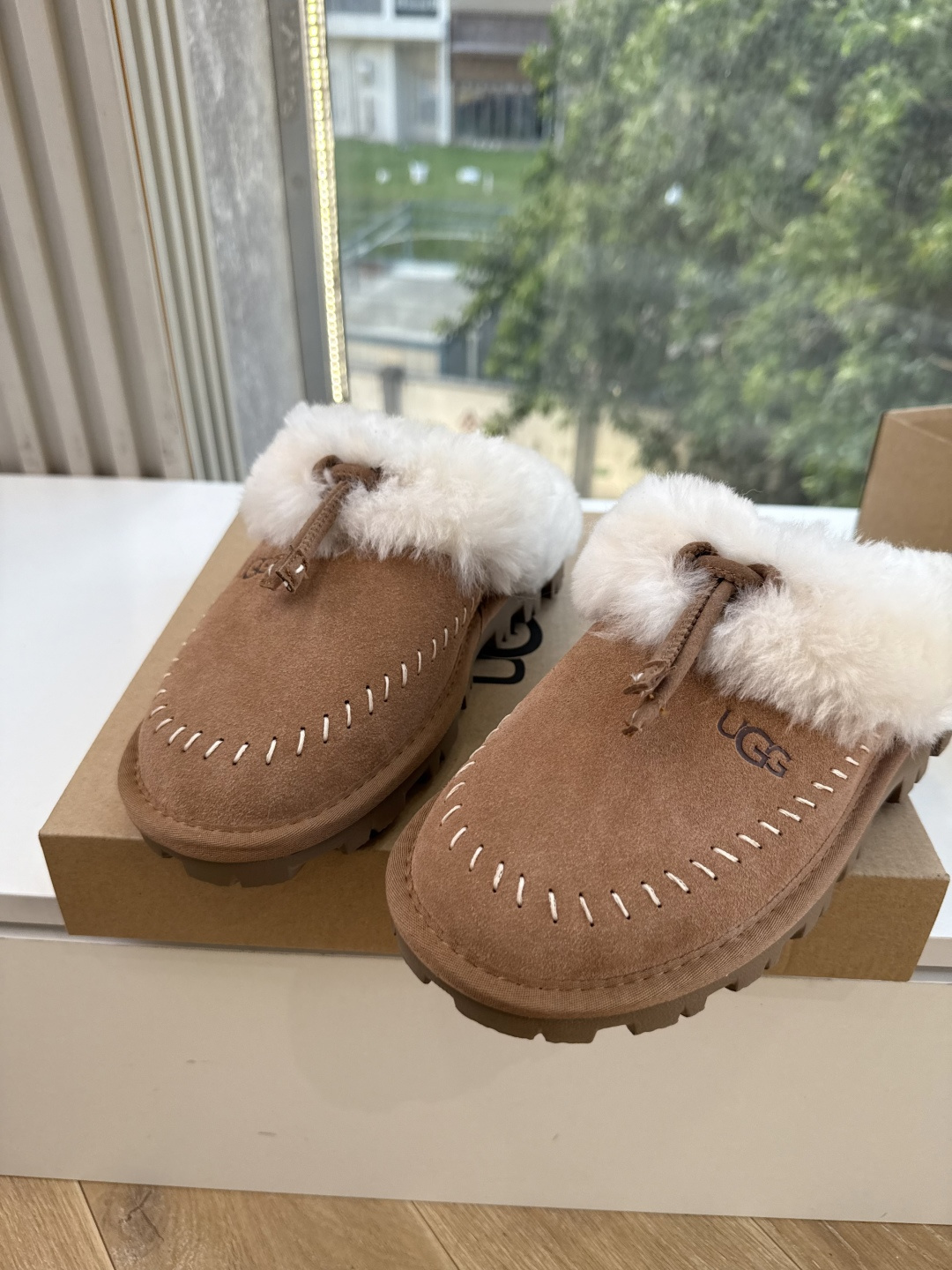 😀G026UGG秋冬新款系列棉鞋雪地靴棉鞋作为的领军品牌,这双新款同样延续了其一贯的舒适理念,穿在脚上轻盈自在,仿佛踩在 😀G026UGG秋冬新款系列棉鞋雪地靴棉鞋作为的领军品牌,这双新款同样延续了其一贯的舒适理念,穿在脚上轻盈自在,仿佛踩在
