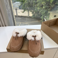 😀G026UGG秋冬新款系列棉鞋雪地靴棉鞋作为的领军品牌,这双新款同样延续了其一贯的舒适理念,穿在脚上轻盈自在,仿佛踩在 😀G026UGG秋冬新款系列棉鞋雪地靴棉鞋作为的领军品牌,这双新款同样延续了其一贯的舒适理念,穿在脚上轻盈自在,仿佛踩在