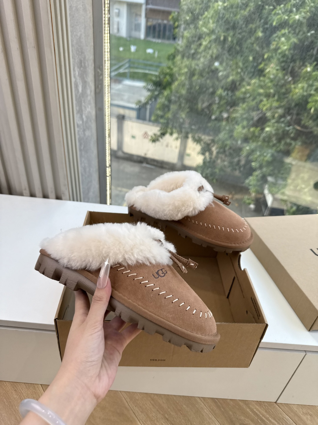 😀G026UGG秋冬新款系列棉鞋雪地靴棉鞋作为的领军品牌,这双新款同样延续了其一贯的舒适理念,穿在脚上轻盈自在,仿佛踩在 😀G026UGG秋冬新款系列棉鞋雪地靴棉鞋作为的领军品牌,这双新款同样延续了其一贯的舒适理念,穿在脚上轻盈自在,仿佛踩在