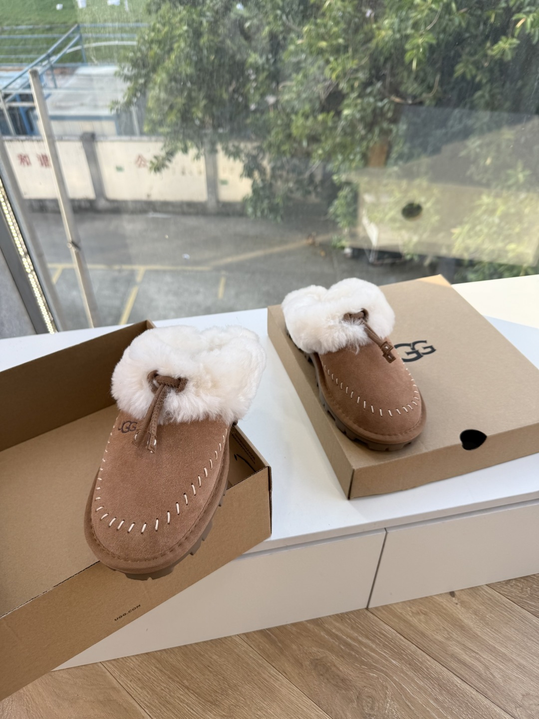 😀G026UGG秋冬新款系列棉鞋雪地靴棉鞋作为的领军品牌,这双新款同样延续了其一贯的舒适理念,穿在脚上轻盈自在,仿佛踩在 😀G026UGG秋冬新款系列棉鞋雪地靴棉鞋作为的领军品牌,这双新款同样延续了其一贯的舒适理念,穿在脚上轻盈自在,仿佛踩在
