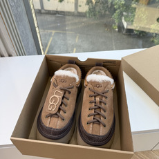 😀G026UGG秋冬新款系列棉鞋雪地靴棉鞋作为的领军品牌,这双新款同样延续了其一贯的舒适理念,穿在脚上轻盈自在,仿佛踩在 😀G026UGG秋冬新款系列棉鞋雪地靴棉鞋作为的领军品牌,这双新款同样延续了其一贯的舒适理念,穿在脚上轻盈自在,仿佛踩在