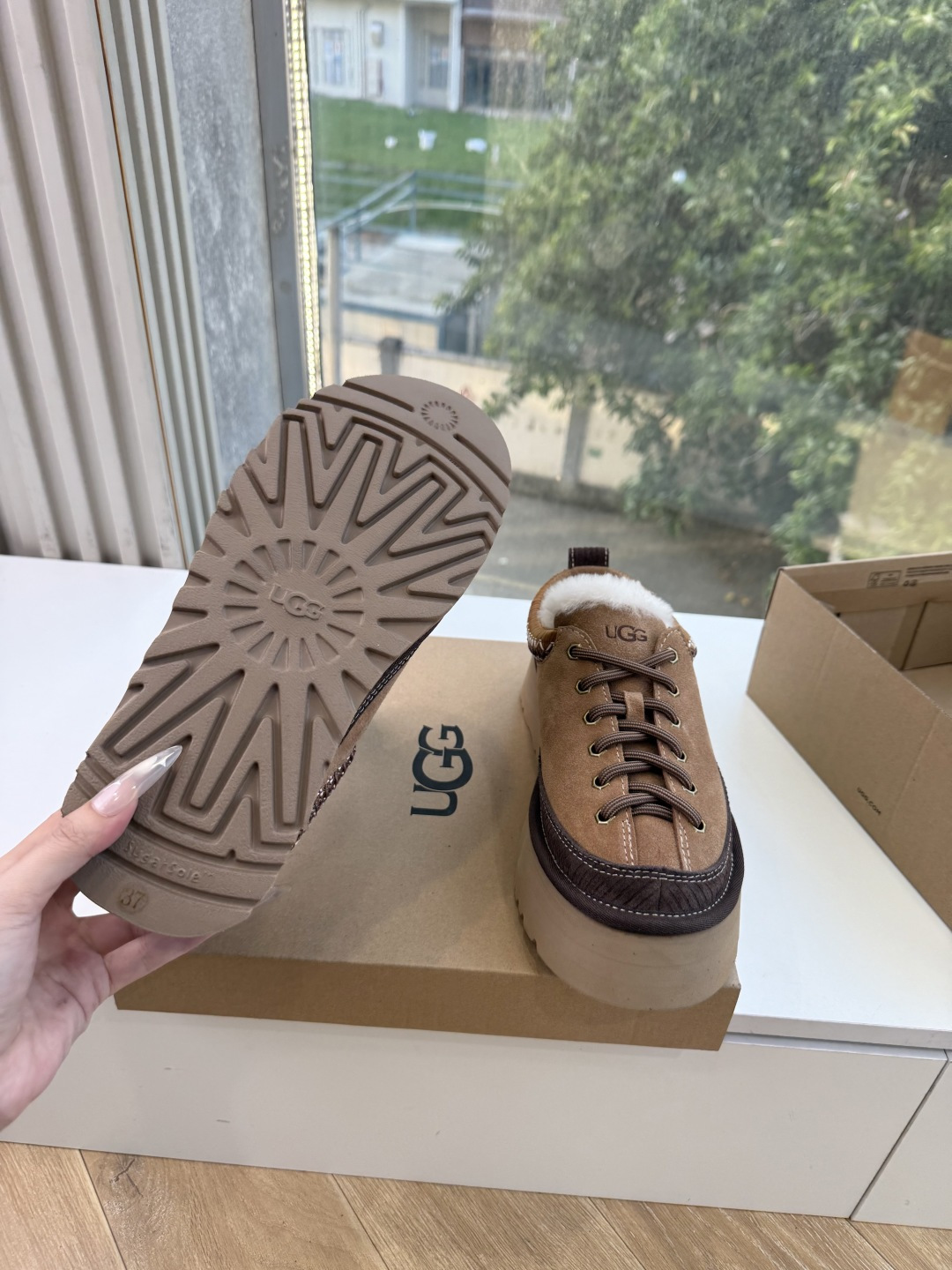 😀G026UGG秋冬新款系列棉鞋雪地靴棉鞋作为的领军品牌，这双新款同样延续了其一贯的舒适理念，穿在脚上轻盈自在，仿佛踩在