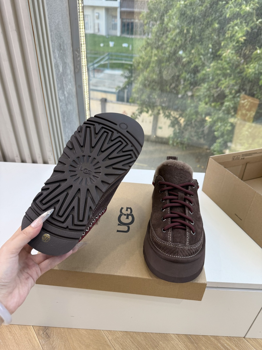 😀G026UGG秋冬新款系列棉鞋雪地靴棉鞋作为的领军品牌，这双新款同样延续了其一贯的舒适理念，穿在脚上轻盈自在，仿佛踩在
