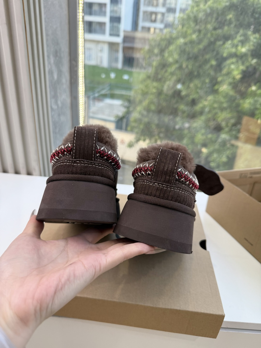 😀G026UGG秋冬新款系列棉鞋雪地靴棉鞋作为的领军品牌，这双新款同样延续了其一贯的舒适理念，穿在脚上轻盈自在，仿佛踩在