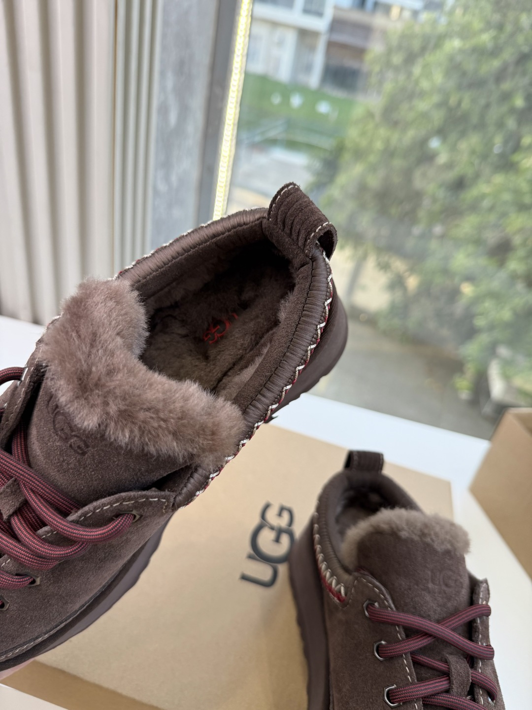 😀G026UGG秋冬新款系列棉鞋雪地靴棉鞋作为的领军品牌，这双新款同样延续了其一贯的舒适理念，穿在脚上轻盈自在，仿佛踩在