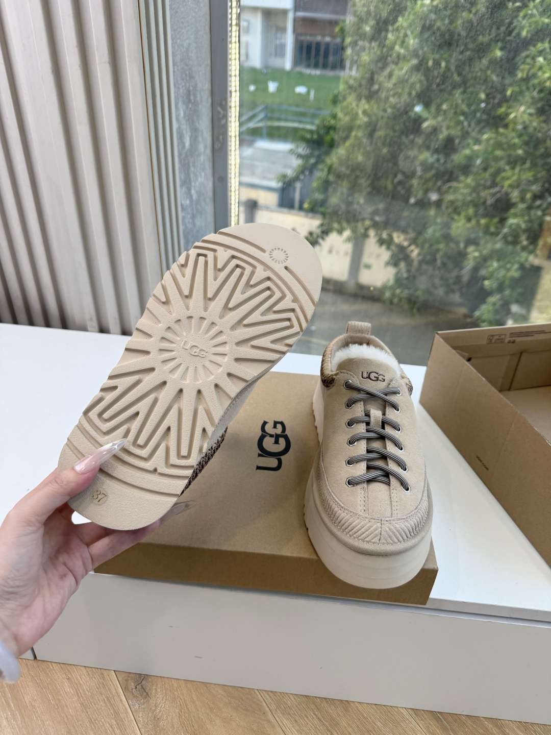 😀G026UGG秋冬新款系列棉鞋雪地靴棉鞋作为的领军品牌，这双新款同样延续了其一贯的舒适理念，穿在脚上轻盈自在，仿佛踩在