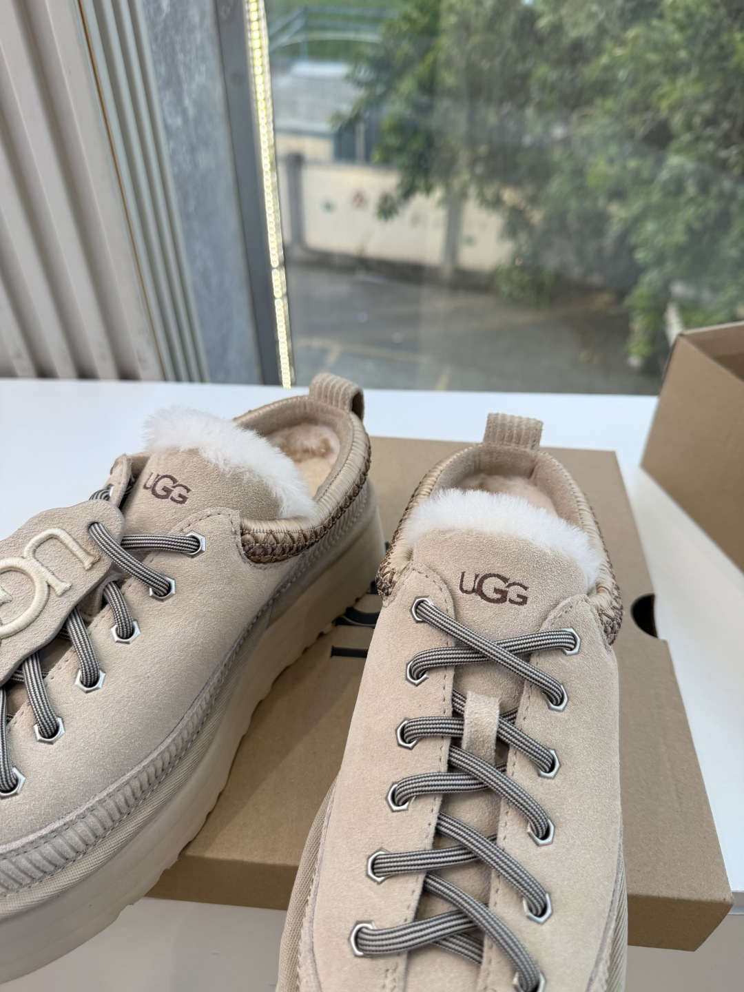 😀G026UGG秋冬新款系列棉鞋雪地靴棉鞋作为的领军品牌，这双新款同样延续了其一贯的舒适理念，穿在脚上轻盈自在，仿佛踩在
