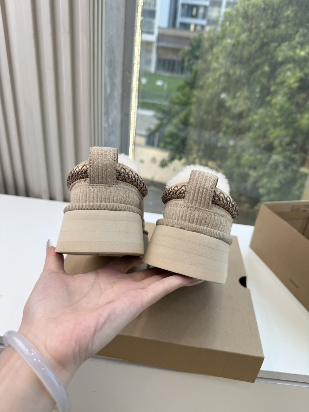 😀G026UGG秋冬新款系列棉鞋雪地靴棉鞋作为的领军品牌，这双新款同样延续了其一贯的舒适理念，穿在脚上轻盈自在，仿佛踩在