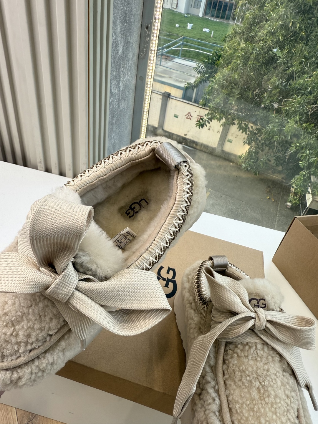 😀G026UGG秋冬新款系列棉鞋雪地靴棉鞋作为的领军品牌，这双新款同样延续了其一贯的舒适理念，穿在脚上轻盈自在，仿佛踩在