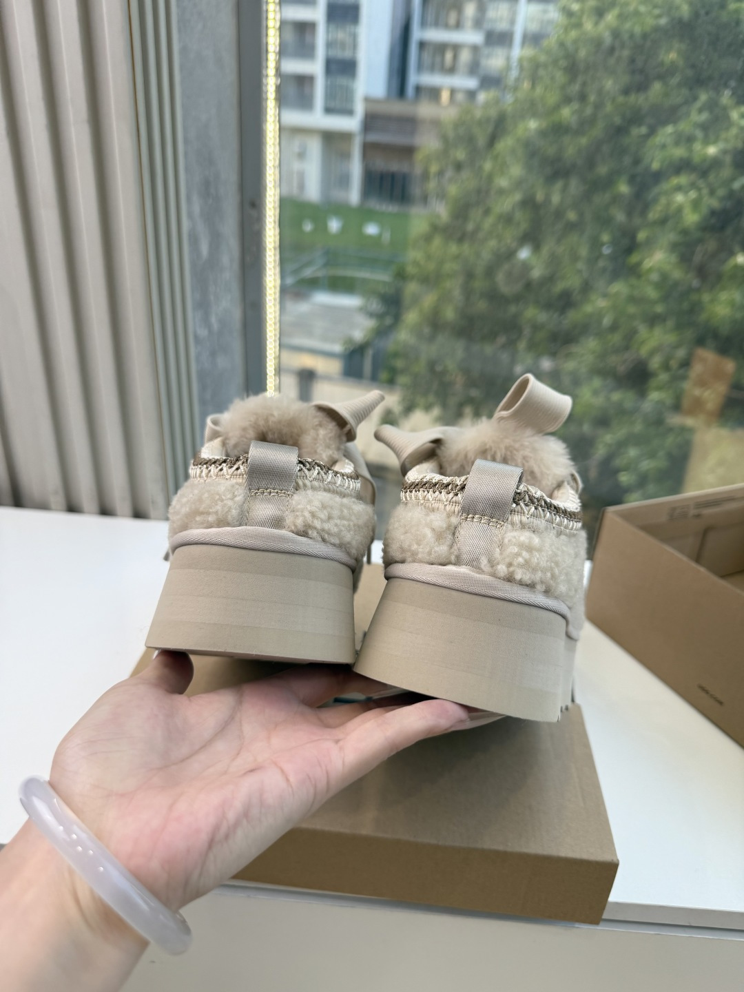 😀G026UGG秋冬新款系列棉鞋雪地靴棉鞋作为的领军品牌，这双新款同样延续了其一贯的舒适理念，穿在脚上轻盈自在，仿佛踩在
