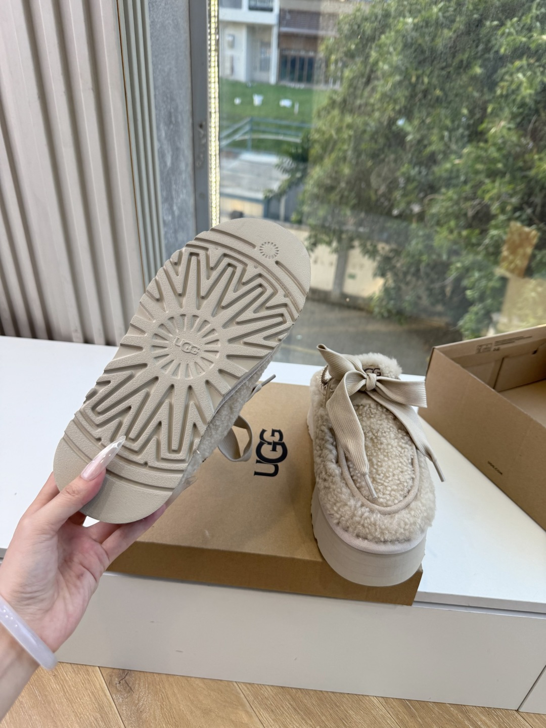 😀G026UGG秋冬新款系列棉鞋雪地靴棉鞋作为的领军品牌，这双新款同样延续了其一贯的舒适理念，穿在脚上轻盈自在，仿佛踩在